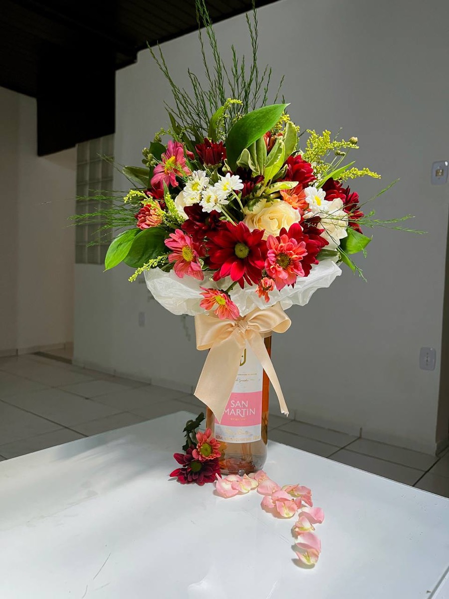 Vinho Buquê com garrafa decorada por flores em tons vermelhos, rosas e brancos
